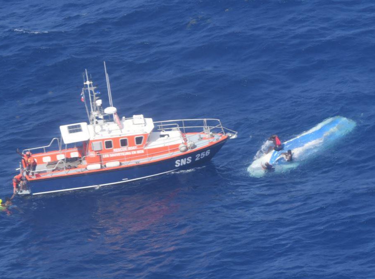 Wardacosta di Caribe a yuda rescata naufragonan cerca di Martinique