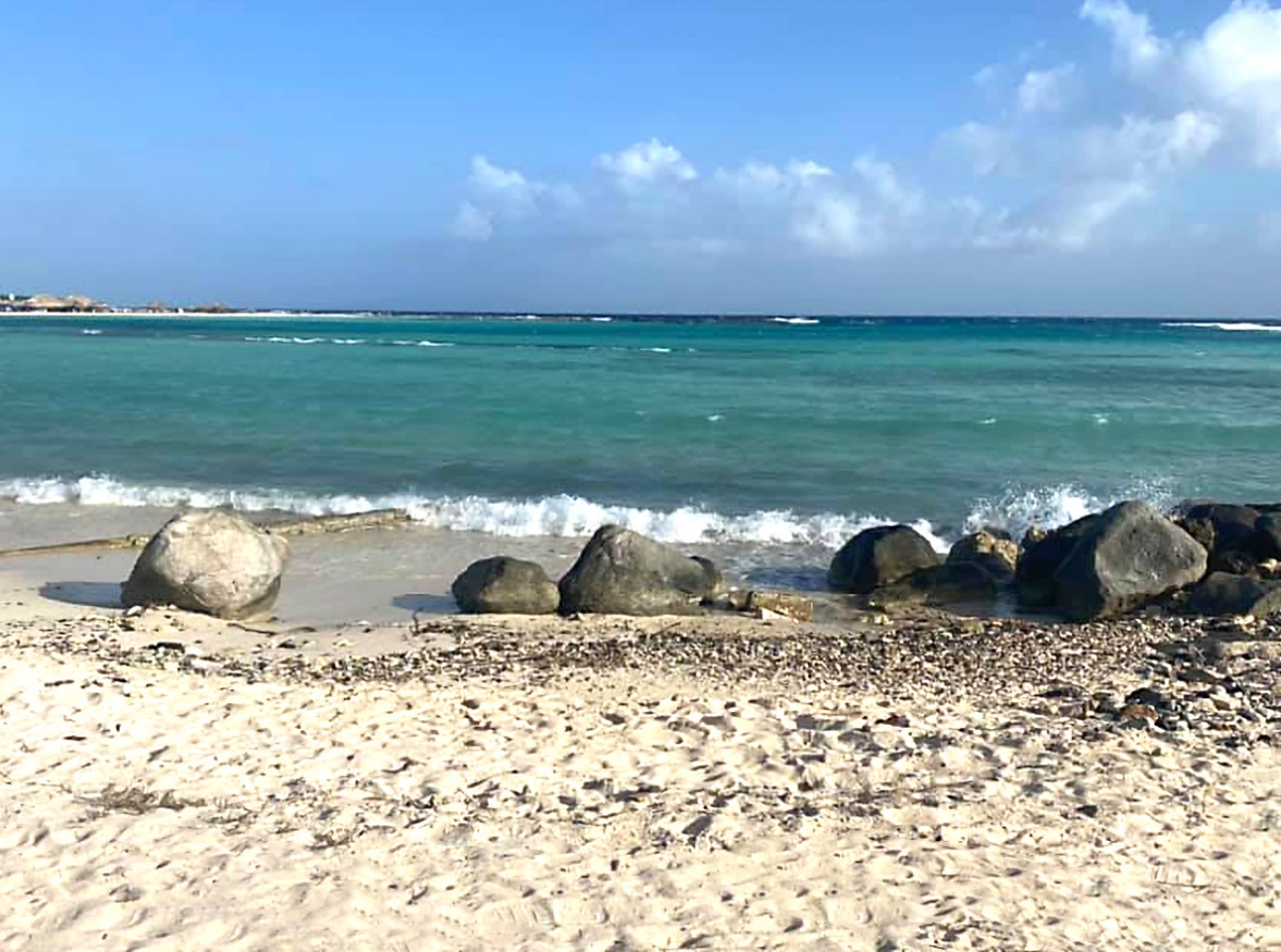 Turista a guli hopi awa ora di snorkel na Baby Beach