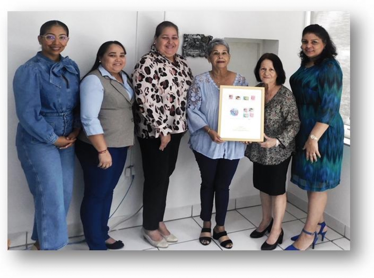 Fundacion Lanta Papiamento a ricibi reconocimento special di Post Aruba N.V.