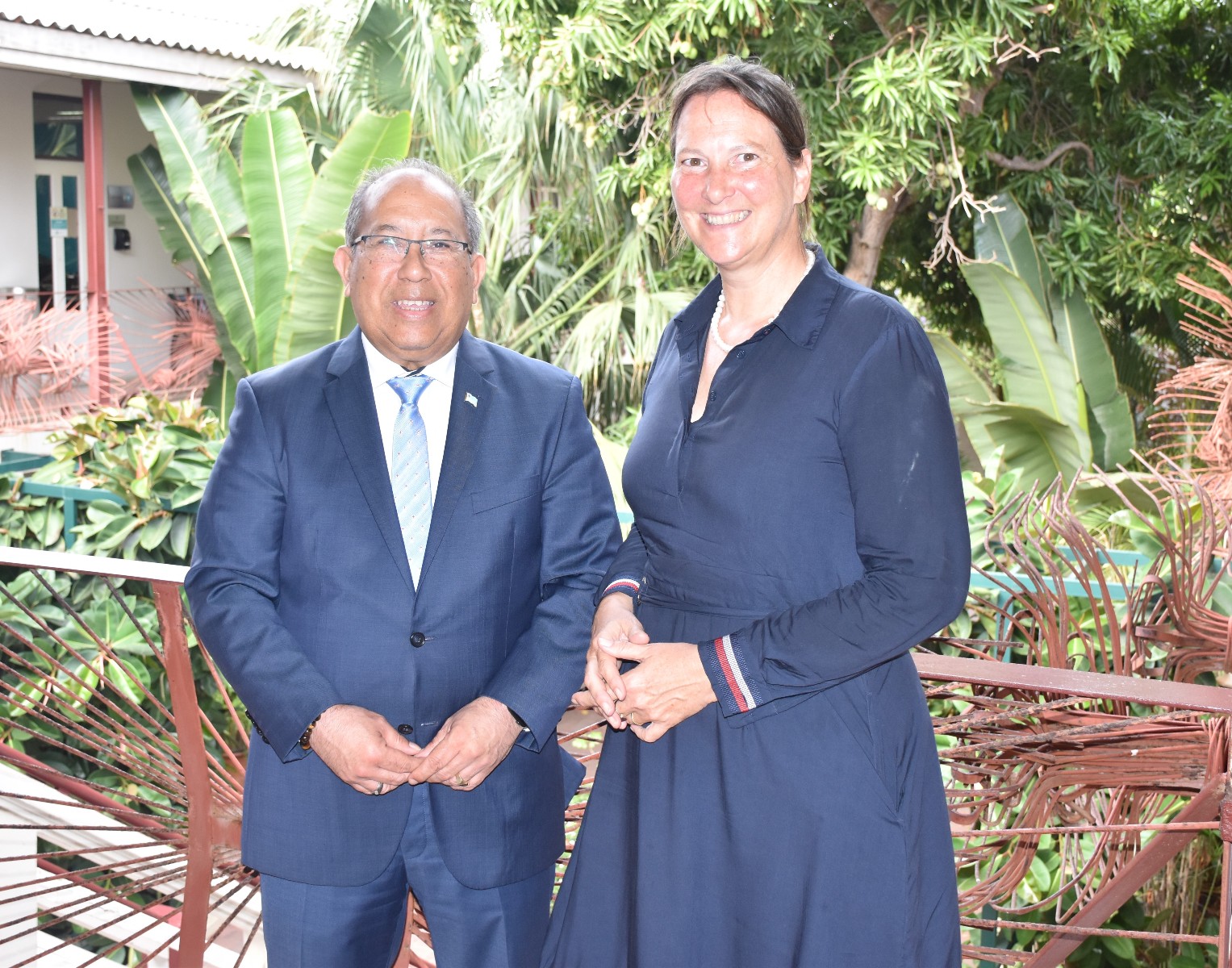 Minister Thijsen a puntra Rector Heutger riba e posibilidad pa estudio pa enfermeria riba nivel di HBO na Universidad di Aruba
