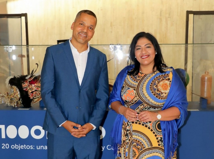 Minister Maduro a bishita expo na Bogotá: '20 objetos: una historia di Aruba y Curacao”