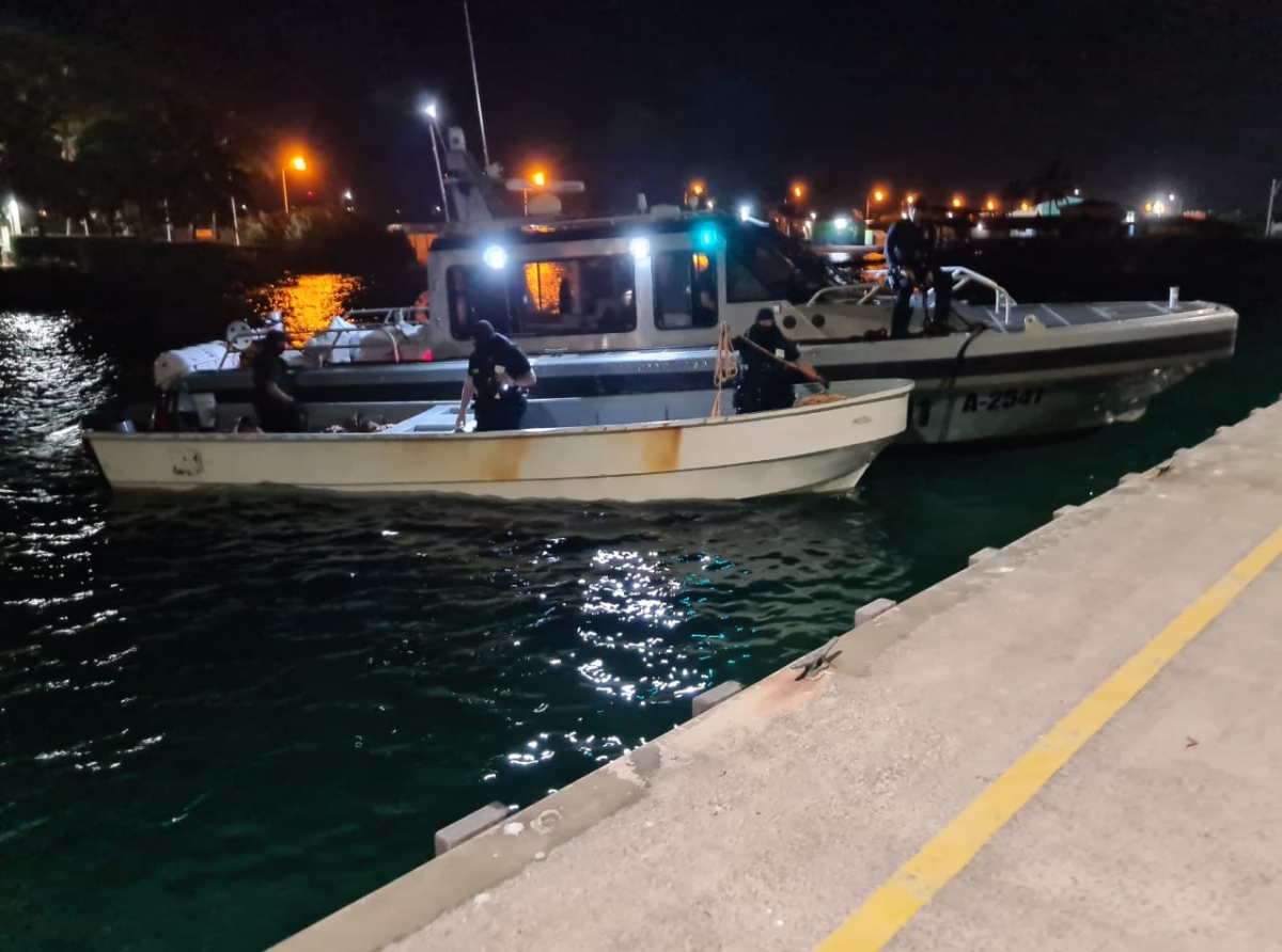 Wardacosta y Cuerpo Policial di Aruba a intercepta boto cu droga y 9 persona abordo