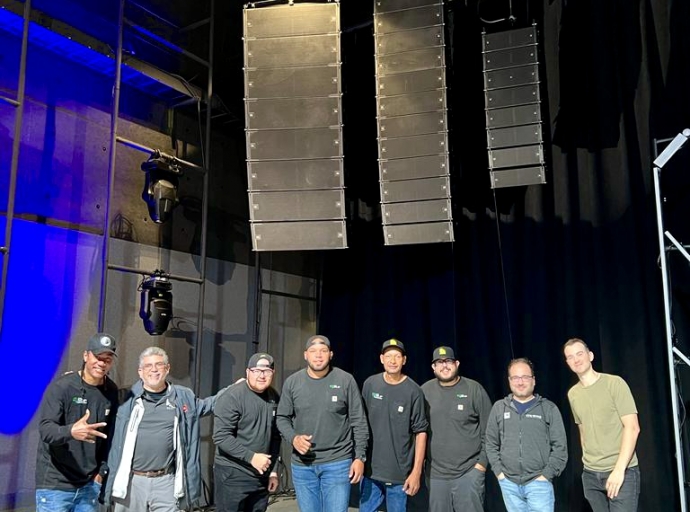 Varios tecnico di Elite Productions a haya certificacion di JBL na Los Angeles