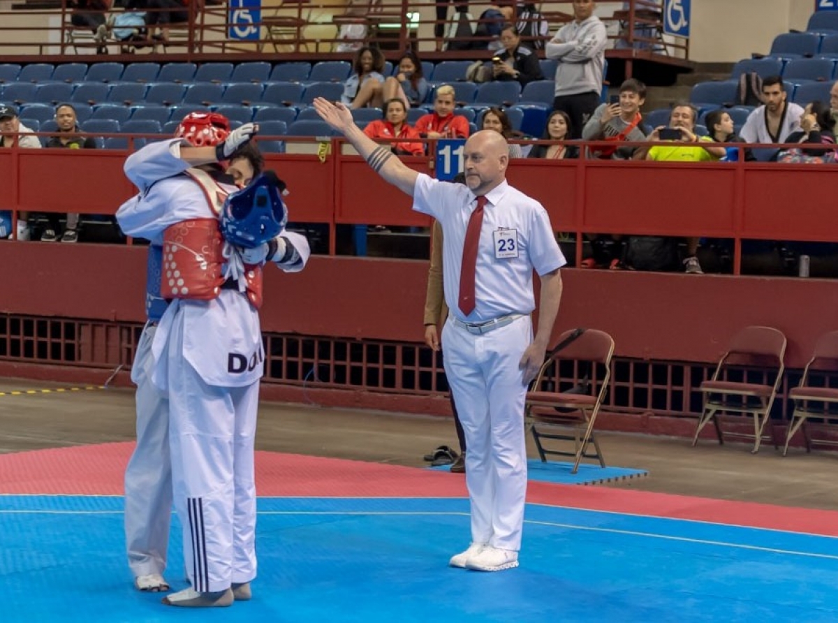 Josh Kalish ta referee Internacional den Cas Bon Taekwondo Cup.