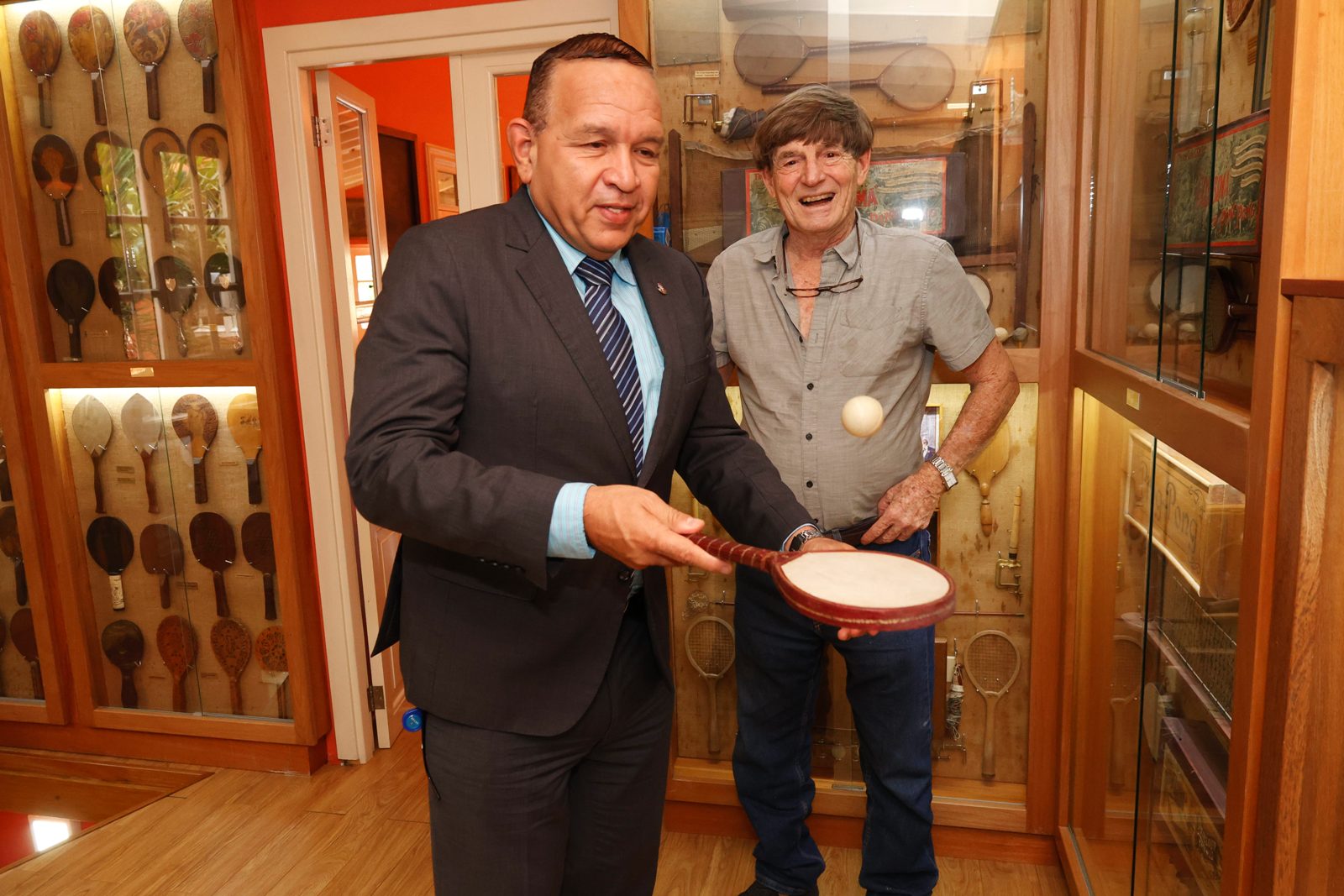Minister Endy Croes impresiona cu coleccion grandi di piesa di ping pong di Museo La casa Rosada