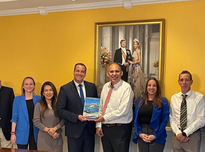 Relato anual di Setar N.V. a wordo entrega na Minister Wever