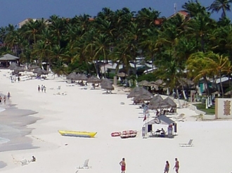 Turista a sali for di lama y bay sinta riba beachchair y fayece eynan