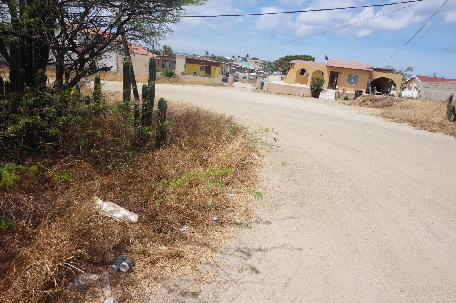 Area hopi transita pa auto na Ponton tin añanan wardando pa un gobierno pone asfalt riba nan caminda di santo