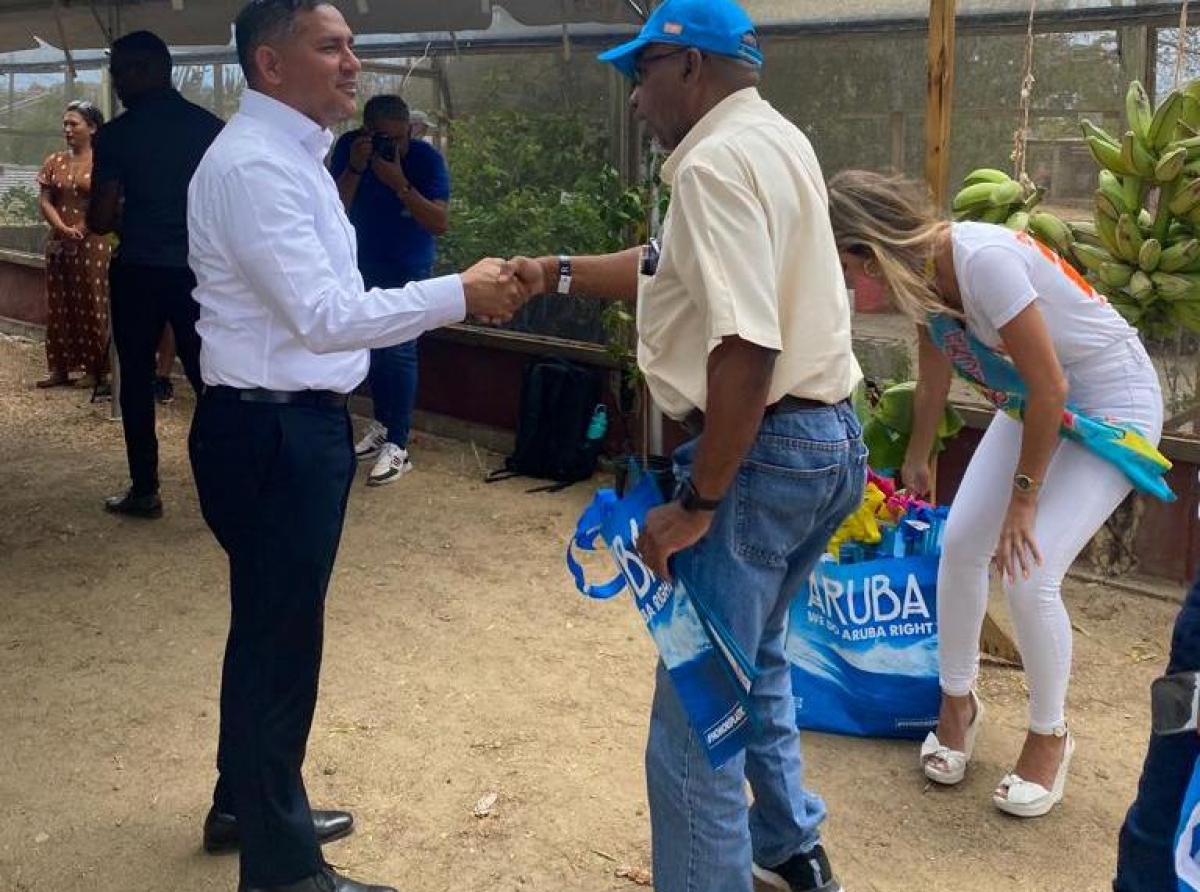 Delegadonan di Dutch Caribbean Agriculture Visioning Process a disfruta di un lunch traha cu productonan local