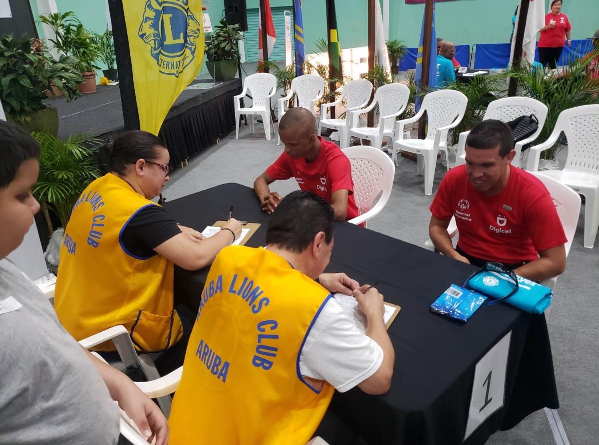 Aruba Lions Club cu dia pa control di salud diasabra awor