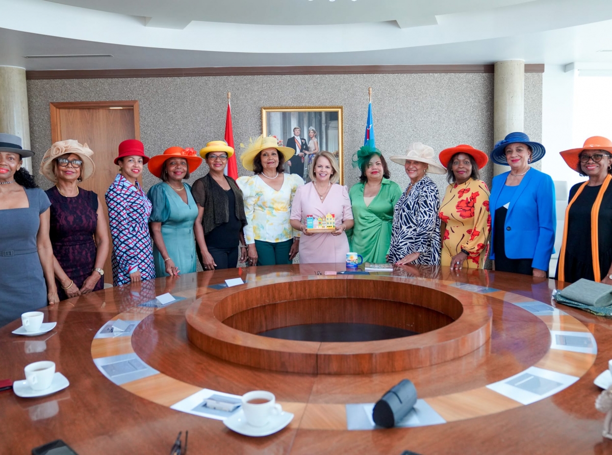 Prome Minister Evelyn Wever-Croes a ricibi bishita di grupo di dama di Corsou