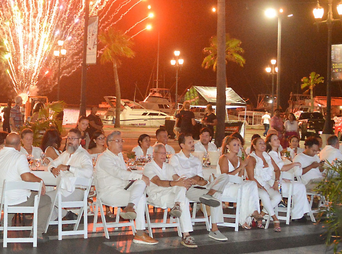 Prome Minister a felicita Wind Creek cu un otro ‘Long Table Aruba’ exitoso