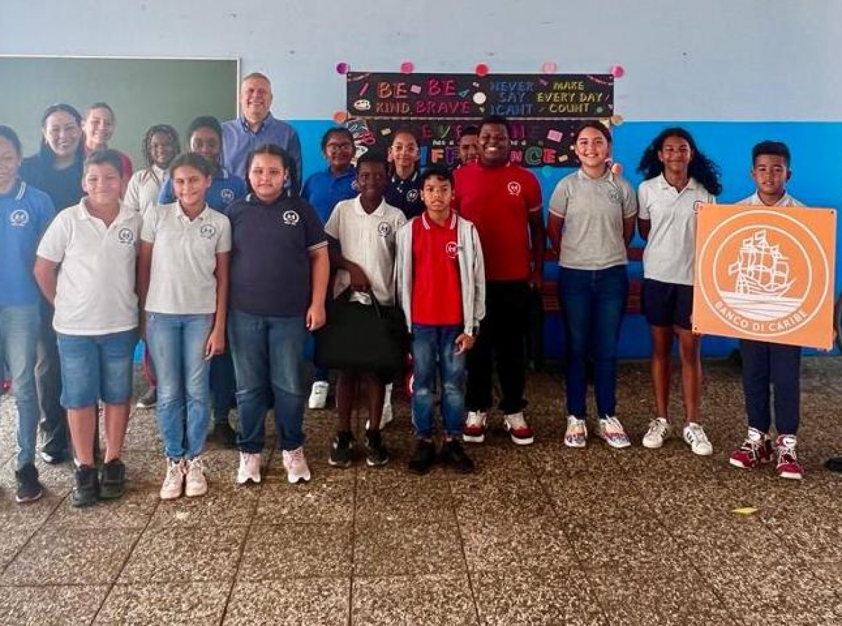 Banco di Caribe cu donacion di laptop na Colegio Bon Bini