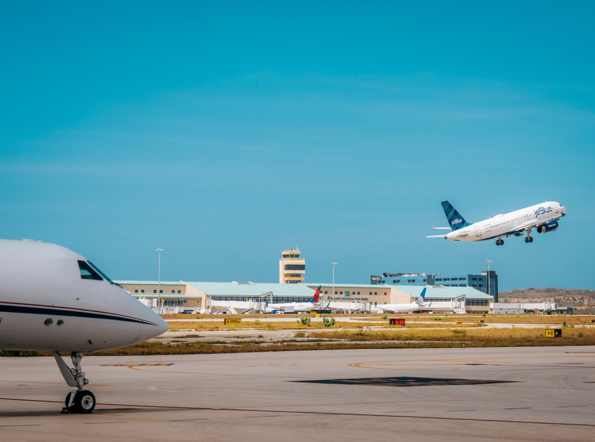 Diadomingo awo ser a conoci cu e industria di aviacion di Aruba