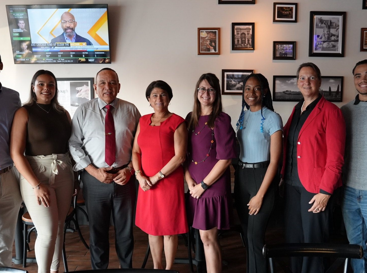 Minister Endy Croes a 'Meet & Greet' cu studiantenan di Aruba na Orlando