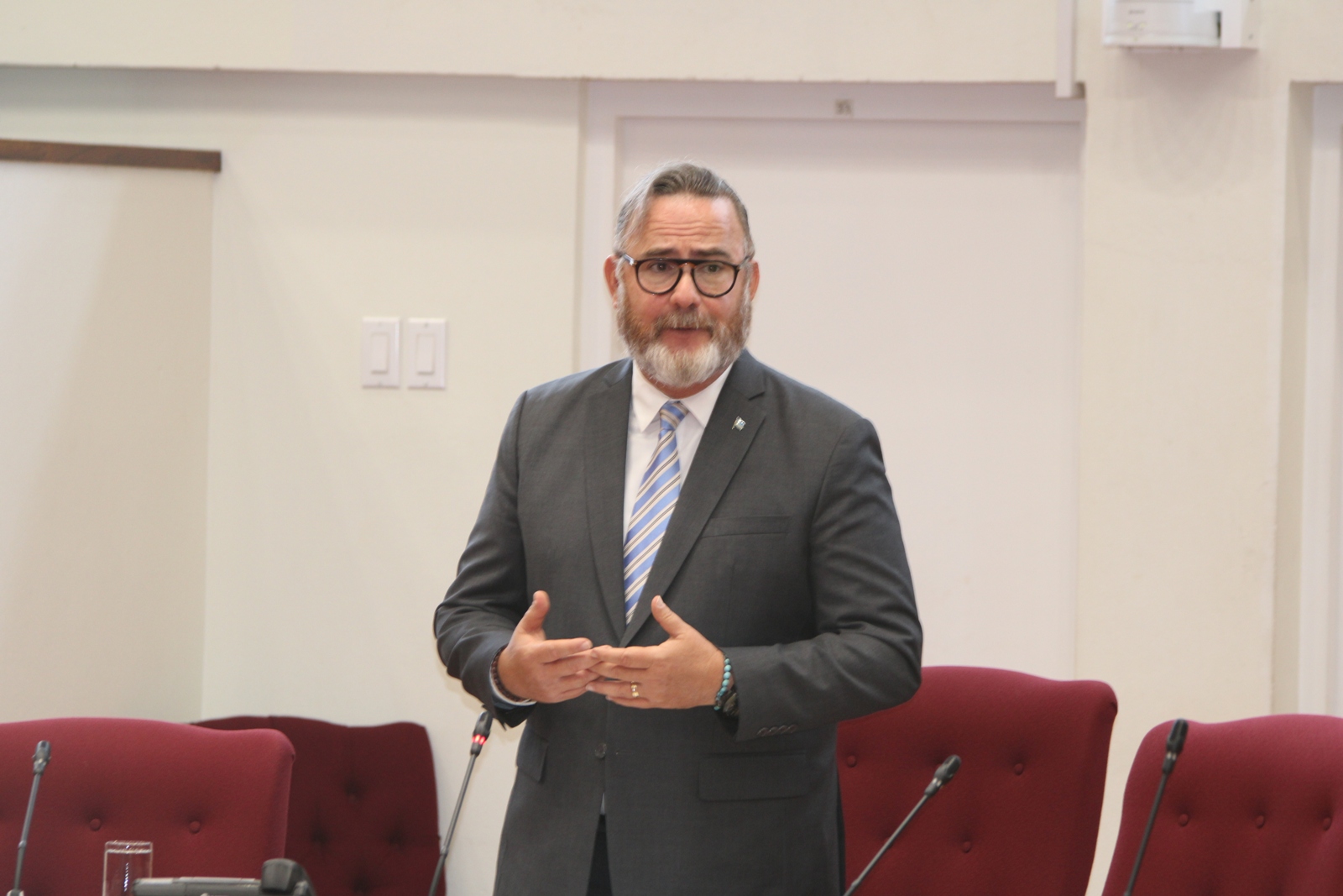 Minister Glenbert Croes a presenta e 'Toelatingshandboek 2023' na Parlamento di Aruba