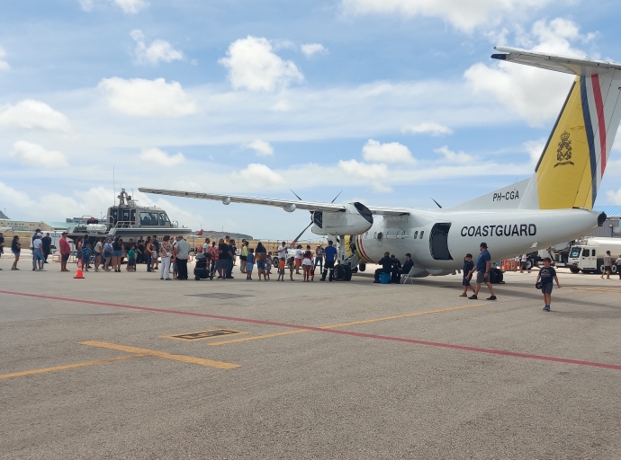 Hopi hende usando e hala di avion pa para den sombra bao dje