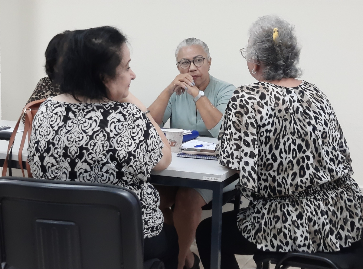 Cada miembro, adulto mayor, tin derecho di sa unda nan placa di contribucion of donacion ta bay