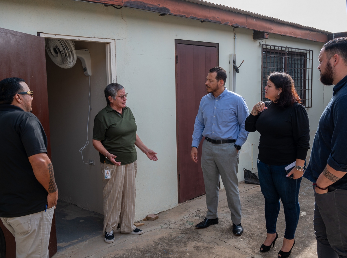 Minister Rocco Tjon a bishita e inloophuis na Meiveld y Centro Colorado