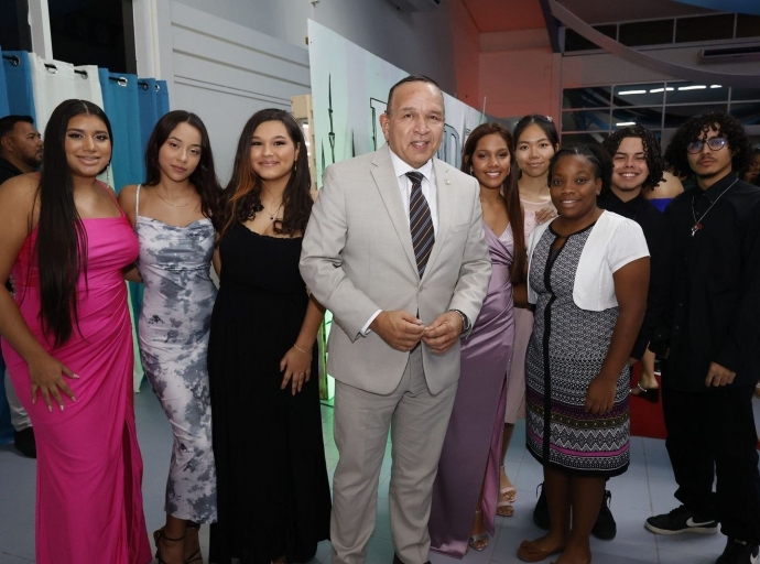 Anochi di graduacion pa 78 alumno di EPB Sector Economia