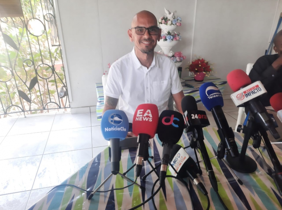 “Mi ta bay pa tur hende cu a perhudica mi”