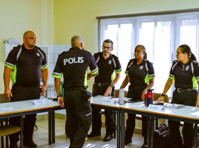 Autoridad local a cuminza cu un curso pa Polis di Bario