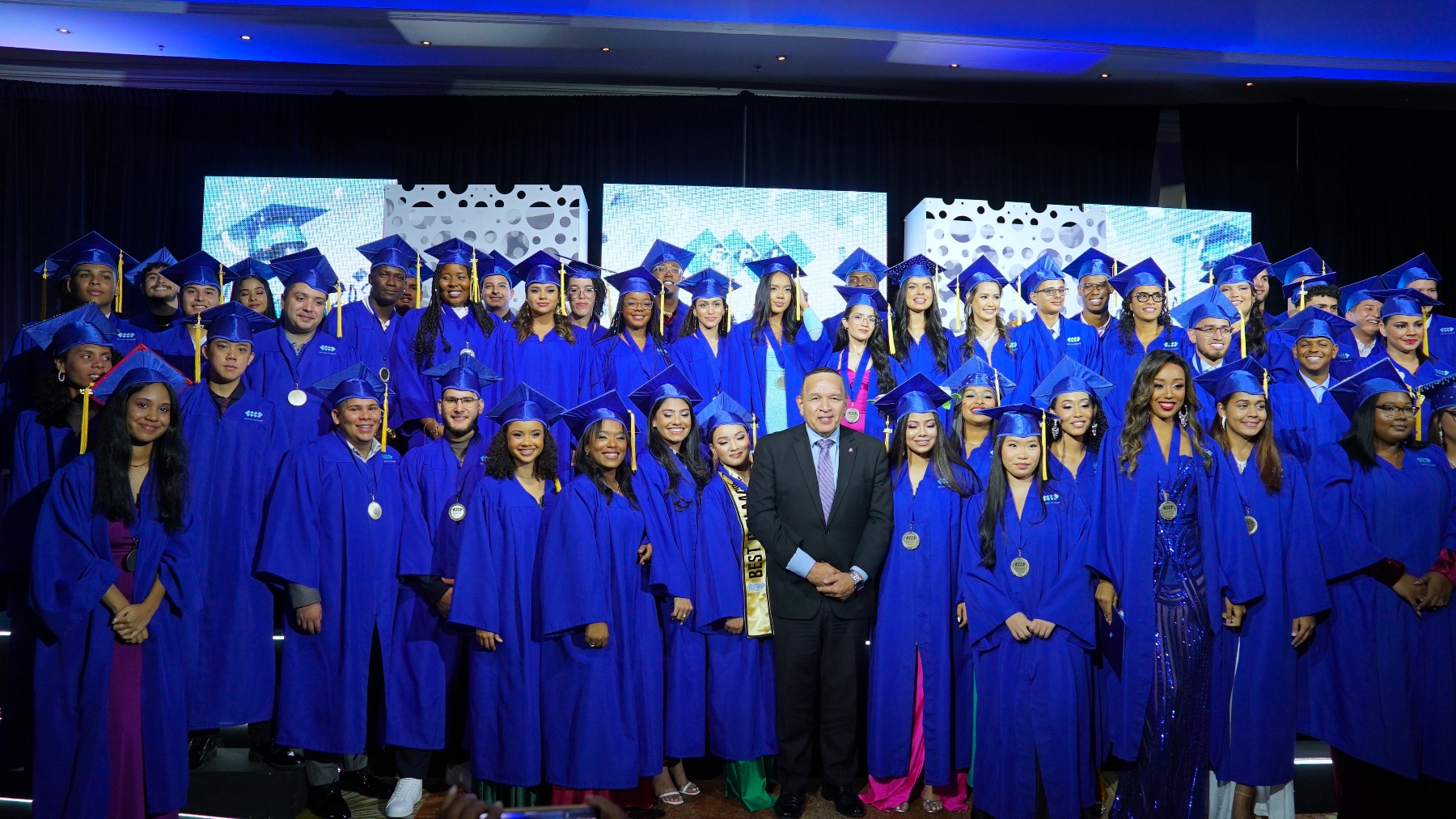 Minister Endy Croes ta felicita e 57 graduadonan di Colegio E.P.I., Unit Economia