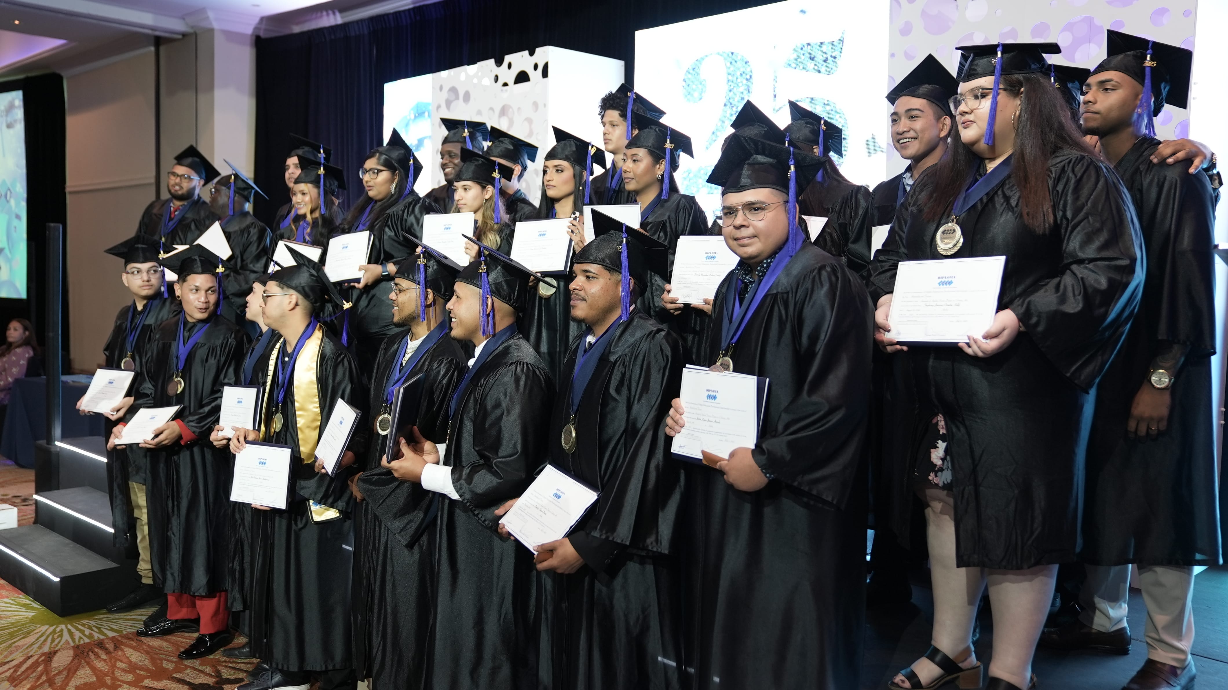 Prome Ministro encurashando esnan cu a gradua di Colegio EPI Hospitalidad y Turismo