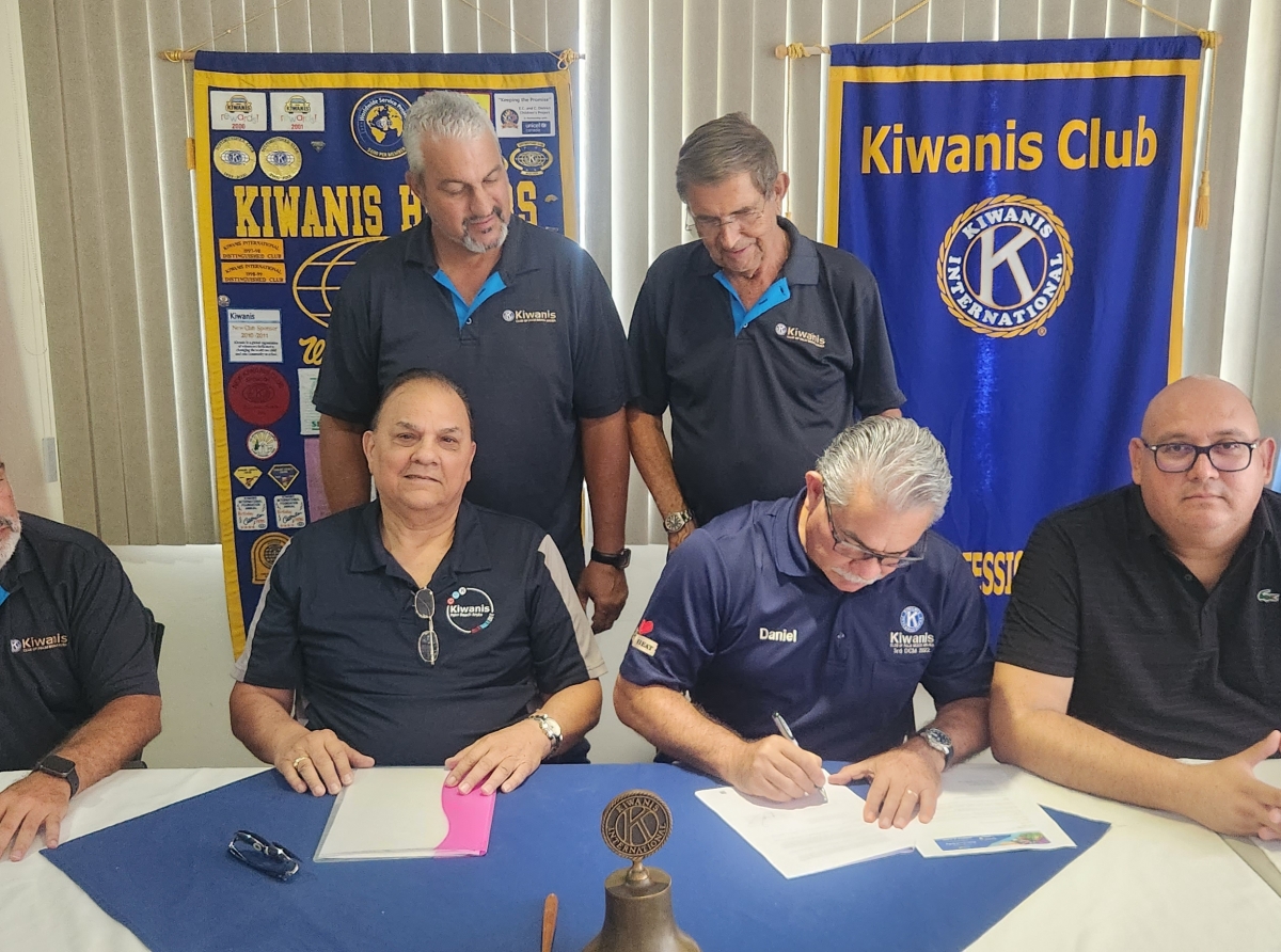 Kiwanis Club of Palm Beach cu donacion di 29.000 Florin pa sistema di Solar Panel na Neptali Henriquez Park