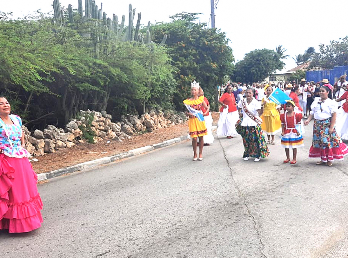 Elmar ta sostene Parada Folklore Cultural cu contribucion na Fundacion Chico Harms