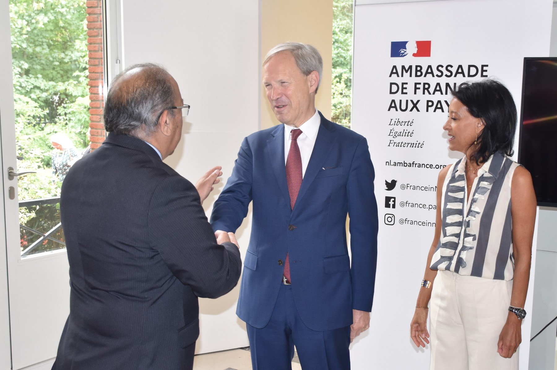 Ministro Plenipotenciario a manda felicita Francia