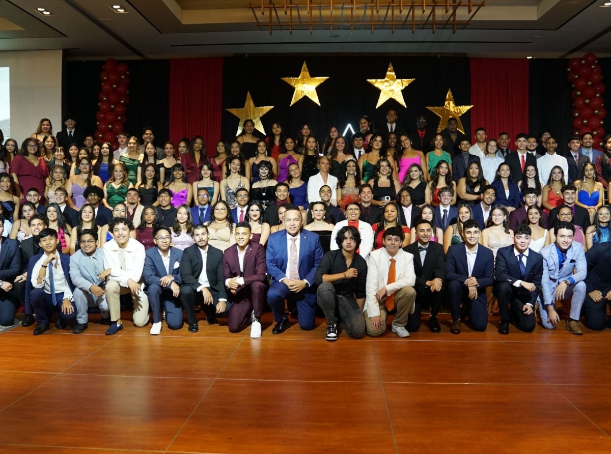 Durante e ceremonia di graduacion na Colegio Arubano HAVO a otorga diploma na 173 graduado