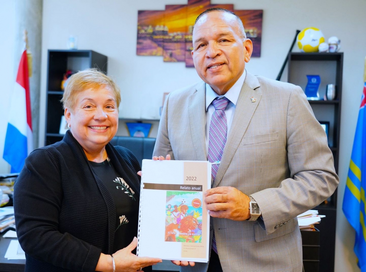 Minister Endy Croes a ricibi relato di aña 2022 di Biblioteca Nacional Aruba