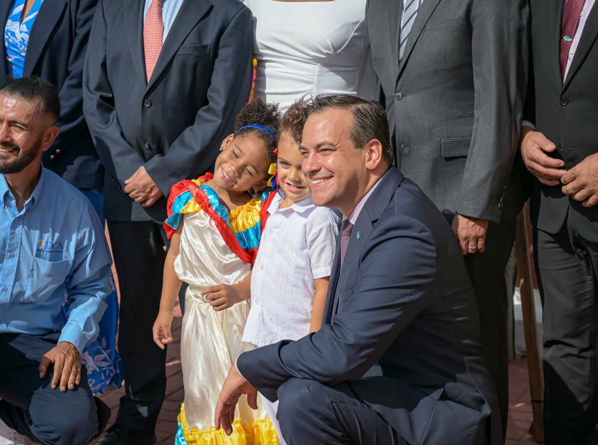 Minister Geoffrey Wever ta felicita tur Colombiano riba Dia di Independencia di Colombia