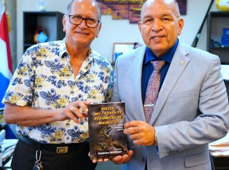 Minister Endy Croes a ricibi buki ‘Hallo! mi ta sapato pia drechi di Mauricio’ di ing. Dominico Werleman  