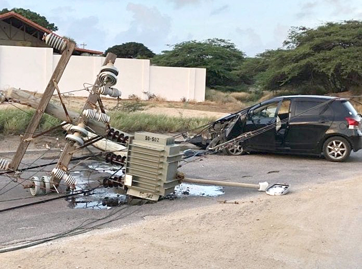 Coriente a bay varios caminda pa oranan largo debi na accident di auto