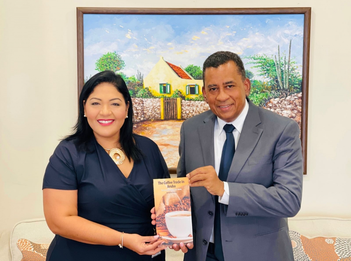 Minister Maduro a ricibi e buki 'E negoshi di Koffie na Aruba' den su version na Ingles