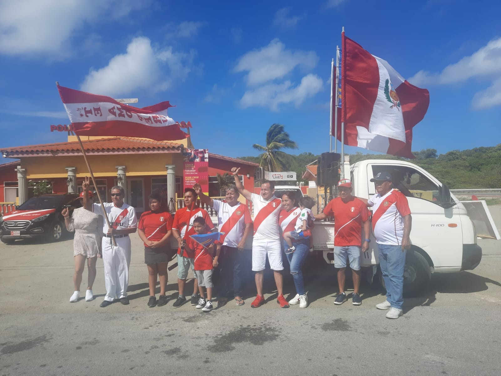 Celebrando 202 aña di Independencia di Peru cu parada di auto