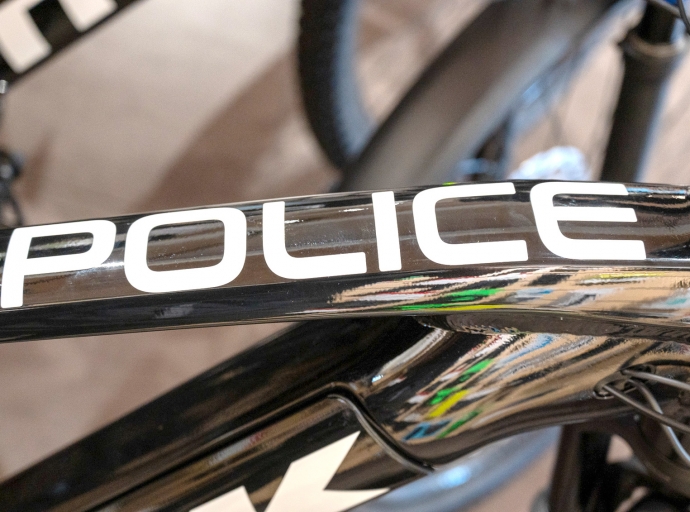 Oficialnan di T.O.P. Police a haya 4 bicicleta electrico