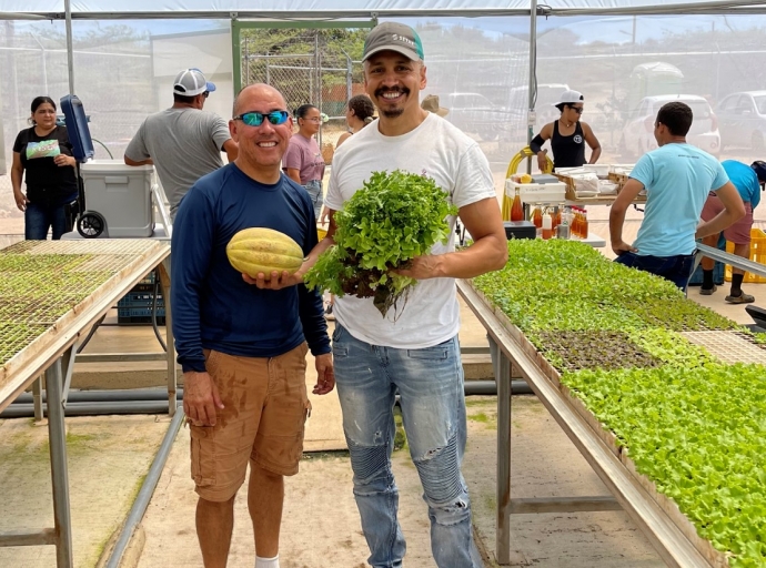 Parlamentario Alvin Molina mustrando con agricultura ta depende tambe di coriente pa funciona