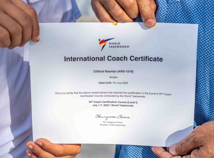 Presidente di Taekwondo Bond a entrega Clifford Rasmijn su certificado di coach