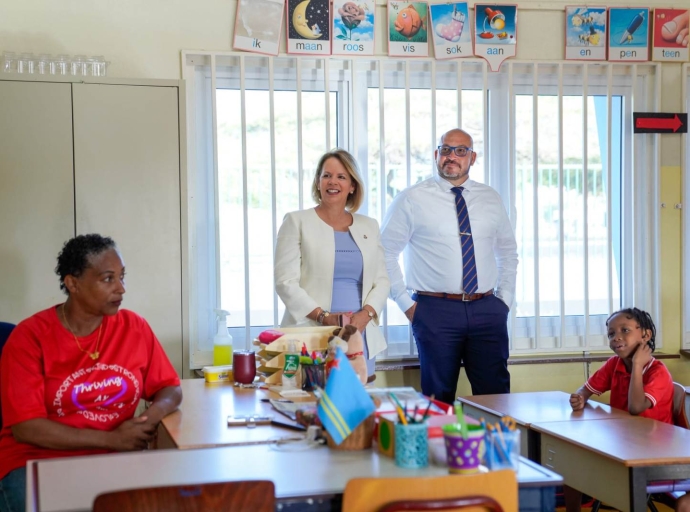 Prome Minister ta gradici tur maestro pa nan dedicacion y ta desea nan hopi exito pa aña escolar nobo