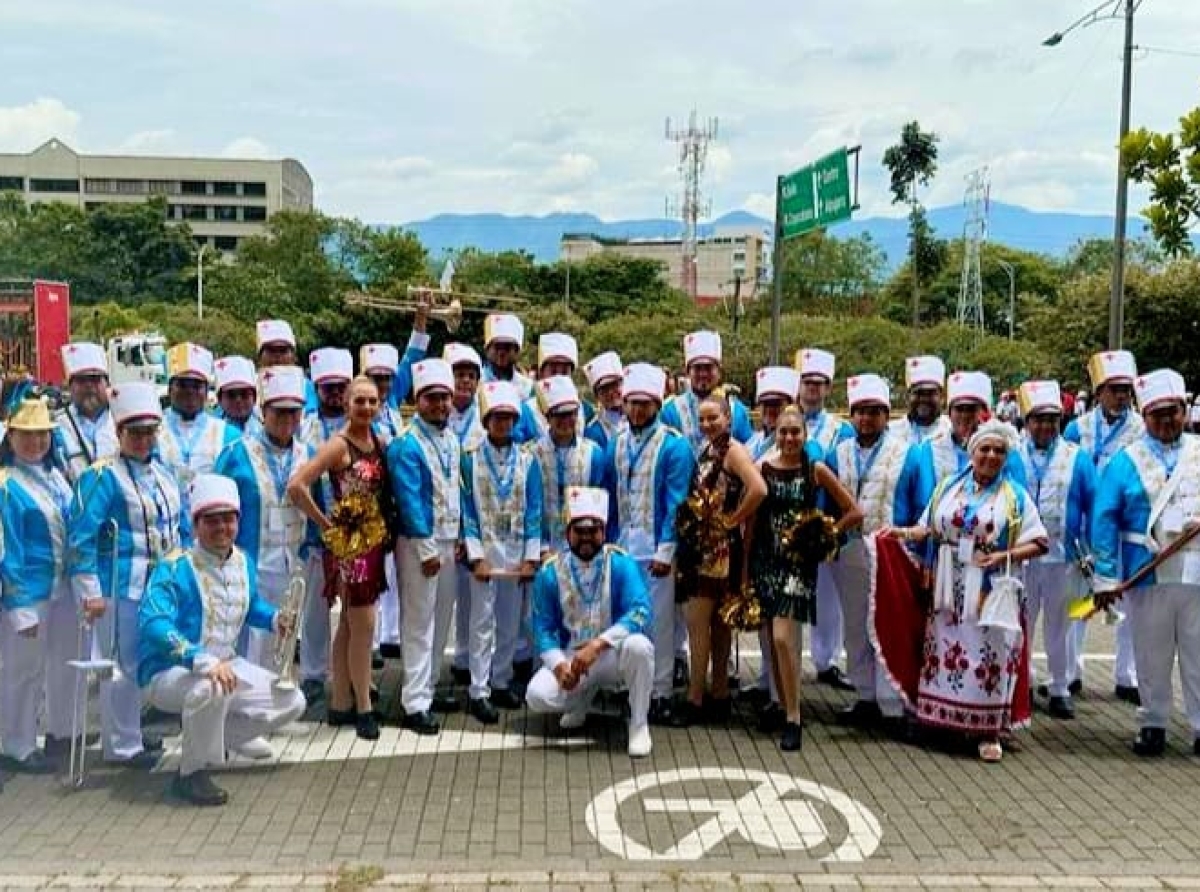 Massive Brassband Int. a pone Aruba su nomber riba stage internacional na Medellin