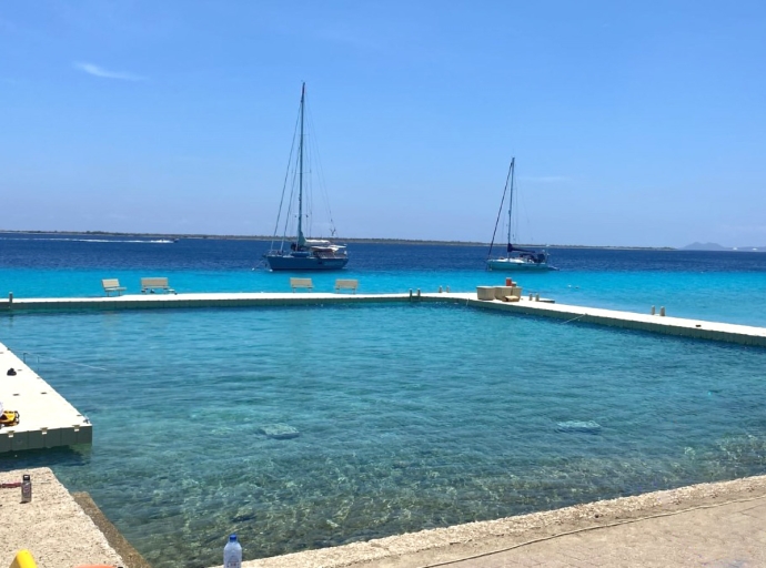 Bonaire a haya un piscina di lama danki na ‘Pier flotante’