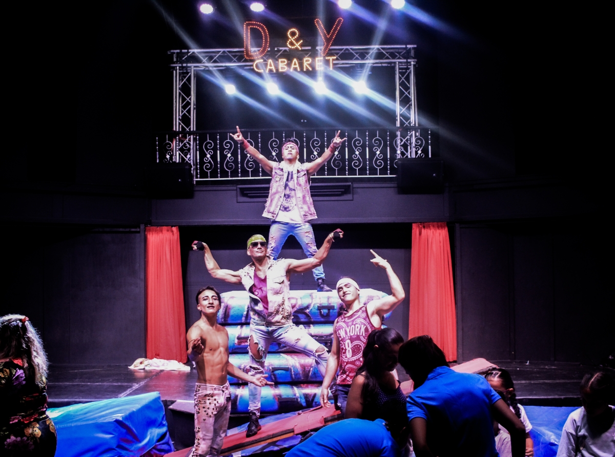 Artistanan di RCC Aruba a lanza un show di Circo y Rock ‘N’ Roll espectacular