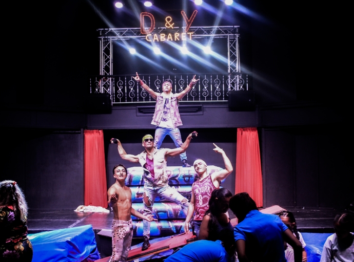 Artistanan di RCC Aruba a lanza un show di Circo y Rock ‘N’ Roll espectacular