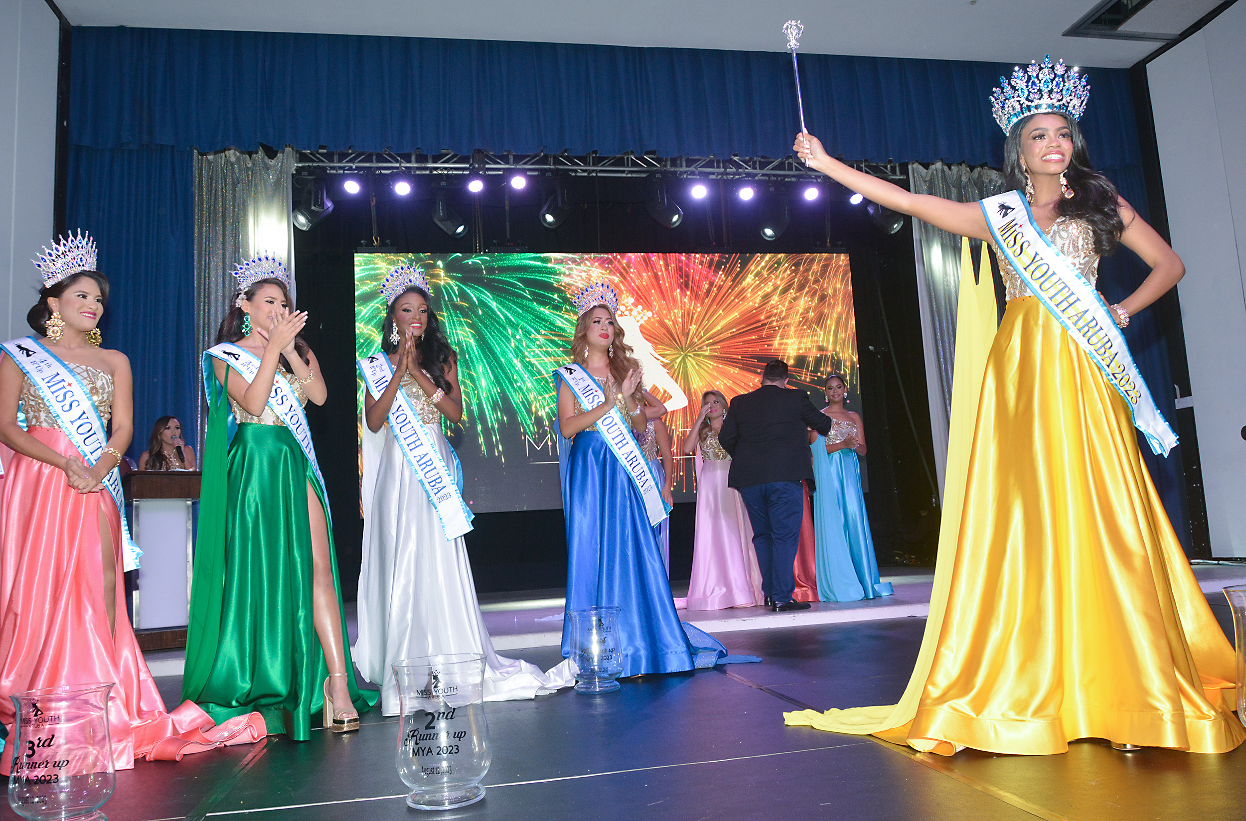 Amelia Elskamp corona como Miss Youth Aruba 2023