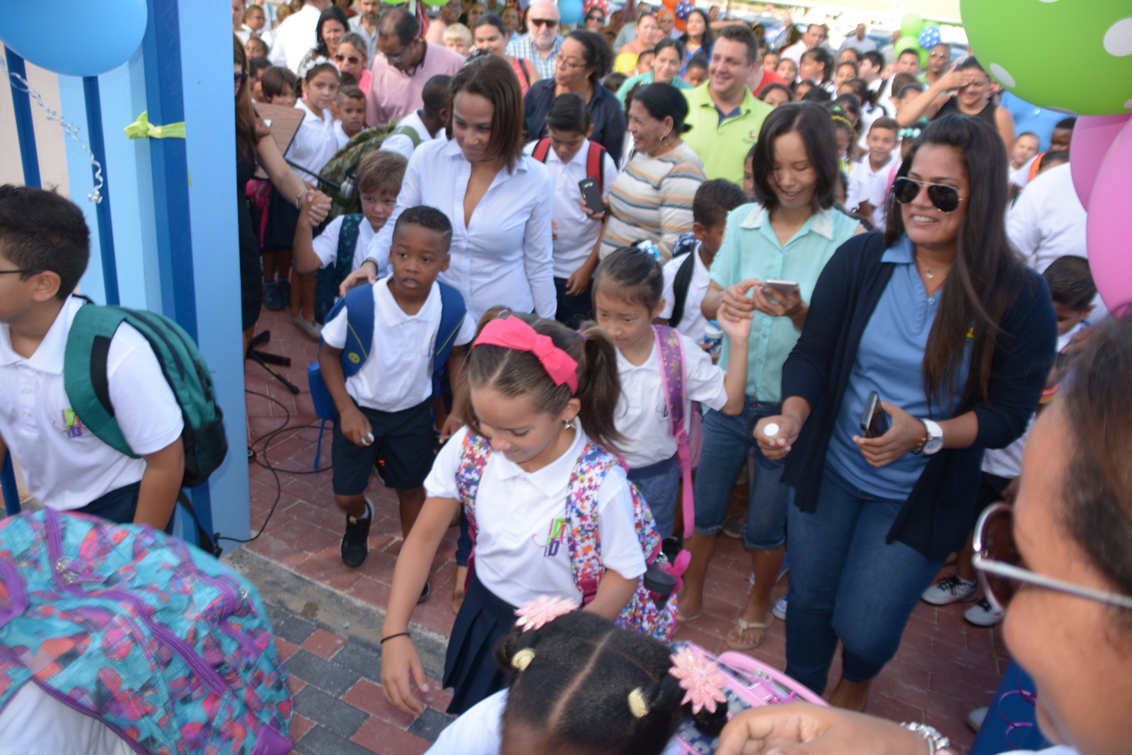 Tienda di Educacion cu mihor deseo pa studiantenan den aña escolar nobo   