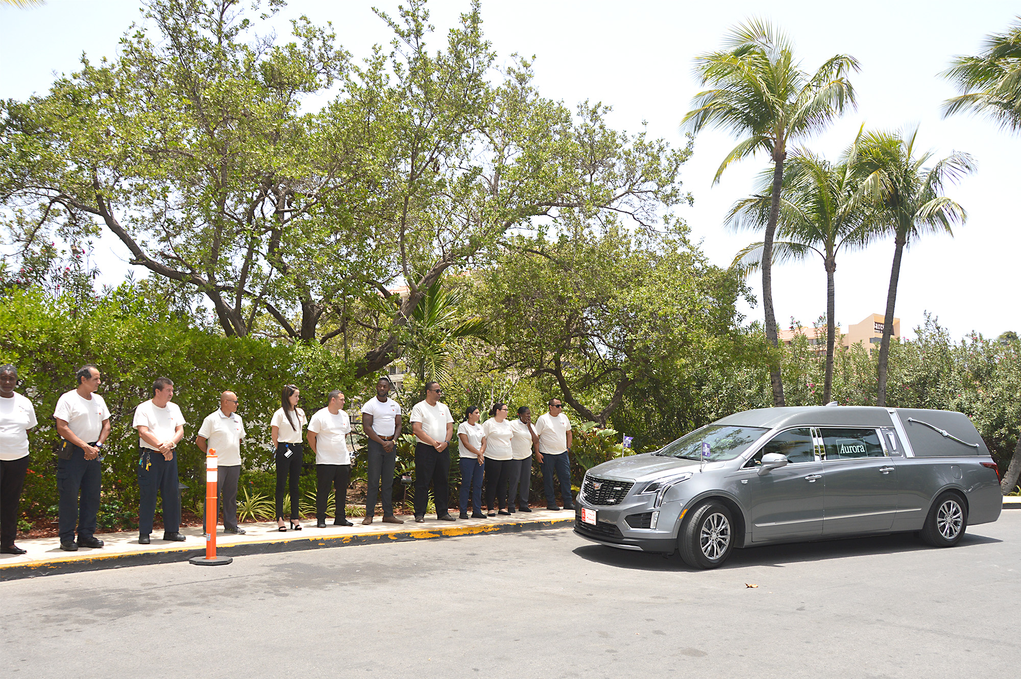 Staf y personal di Hilton Aruba Caribbean Resort a bisa ayo na e inventor di bebida Aruba Ariba