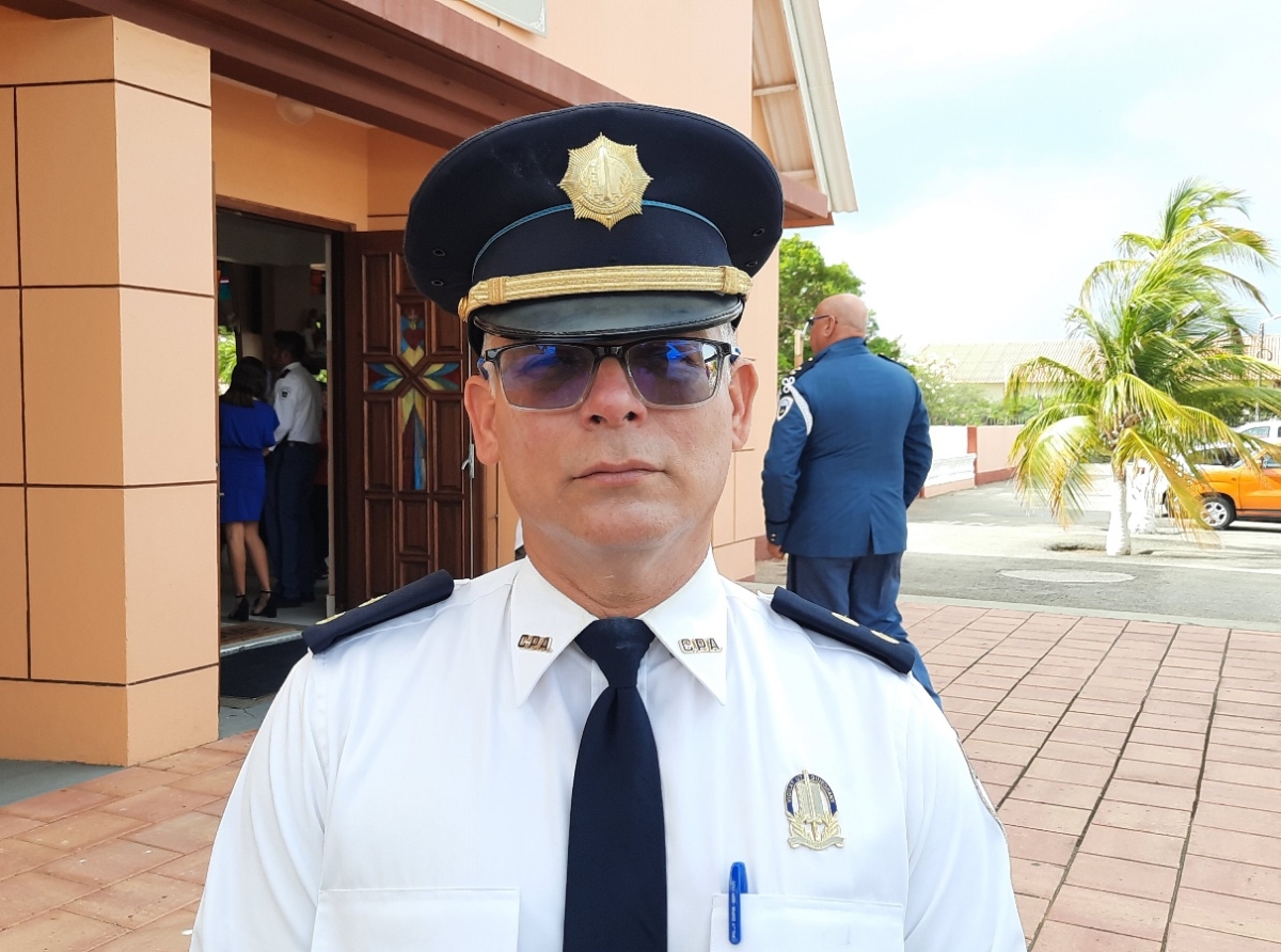 Tin un deficit di 200 polis pa e 'per capita' di Aruba